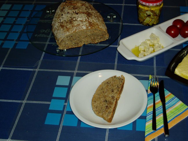 Vecerja na B dan!

Domac, polnozrnat kruh s feta sirom (vlozenim v olivnem olju) in para