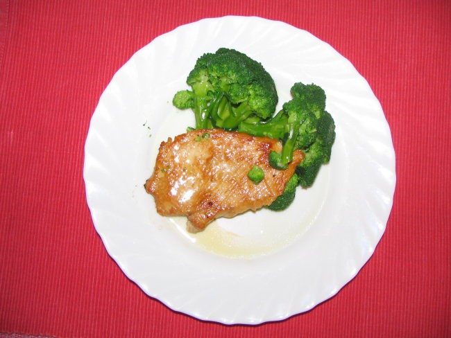 Brokoli kot priloga k naravnemu zrezku
 
Brokoli kuhajte v vreli rahlo osoljeni vodi le 