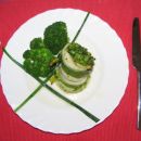 Ribja rolada z brokolijem  
 
sestavine:  ribji file, brokoli, slaniki, česen, oljčno ol
