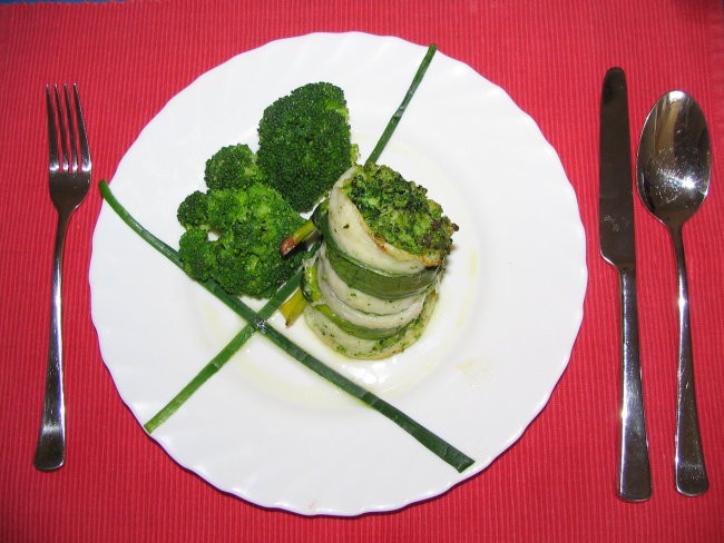 Ribja rolada z brokolijem  
 
sestavine:  ribji file, brokoli, slaniki, česen, oljčno ol