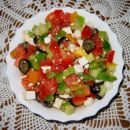GRŠKA SOLATA

Sestavine: paradižnik, zelena in rumena paprika, kumara, črne olive, feta 