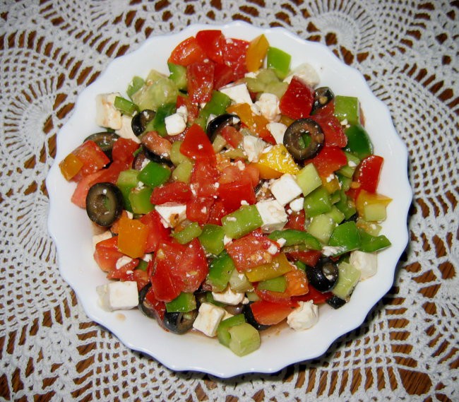 GRŠKA SOLATA

Sestavine: paradižnik, zelena in rumena paprika, kumara, črne olive, feta 