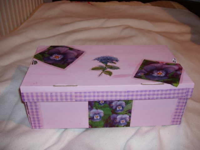 In še moja prva škatla, ki je zaenkrat še polizdelek, majka še lakiranje.