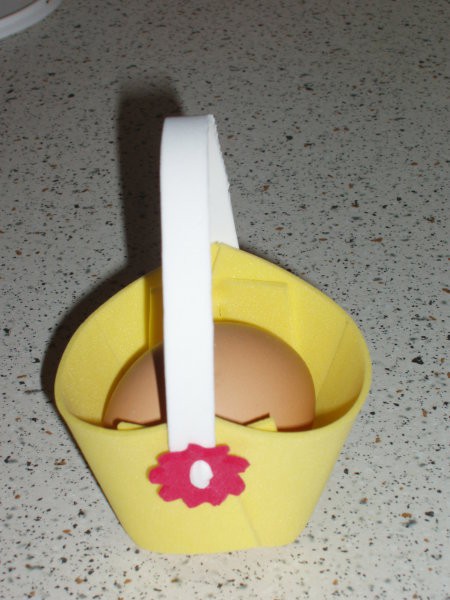 Košarica iz penaste gume (lahko je tudi trši papir) za velikonočna jajčka