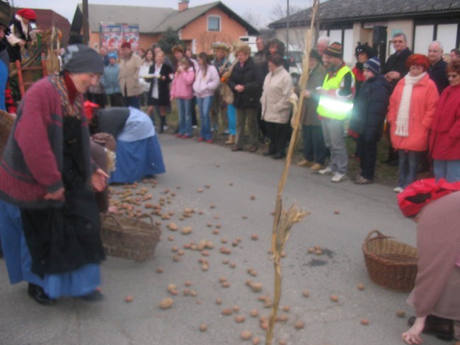 Dobrovce- pustna povorka - foto povečava