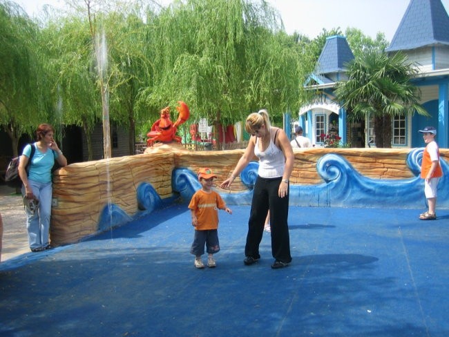 Užitki v otroškem parku zabave