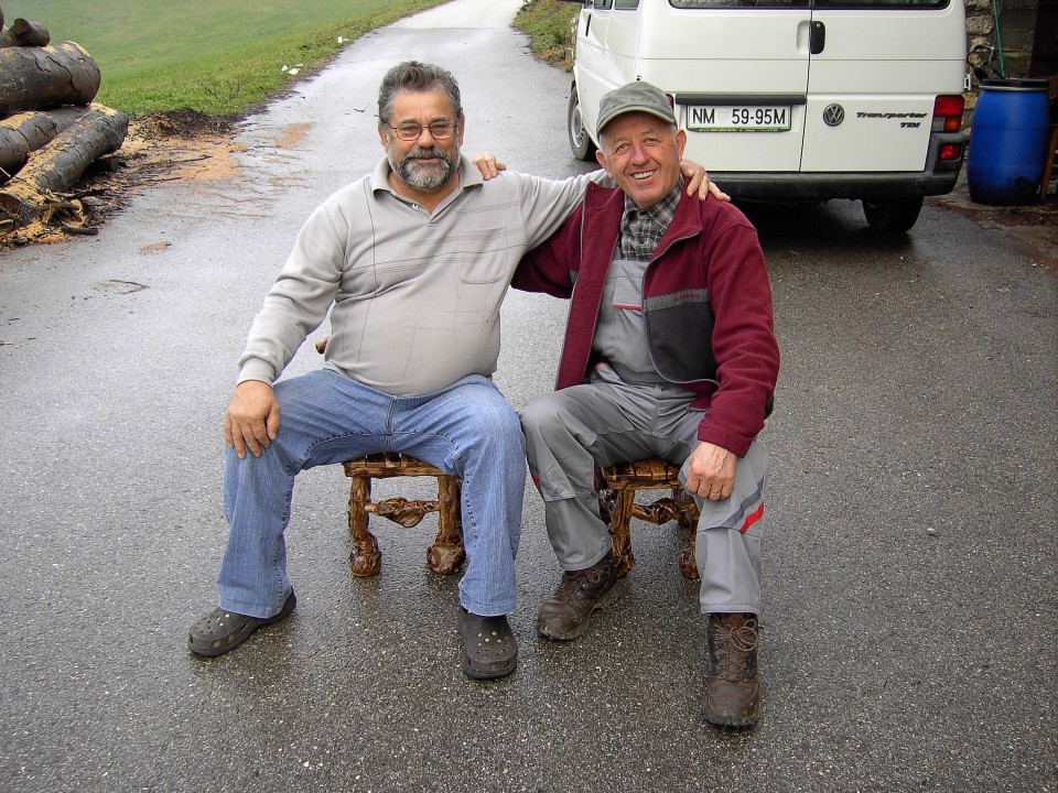 Rudi in g. Martinčič na mini stolčkih
