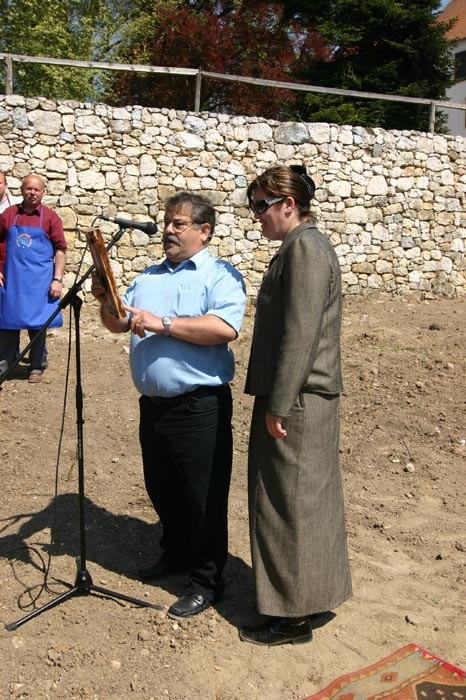 S Petro Pozderec, direktorico KŠTM, na prireditvi sajenja vinske trte na grajskem pobočju