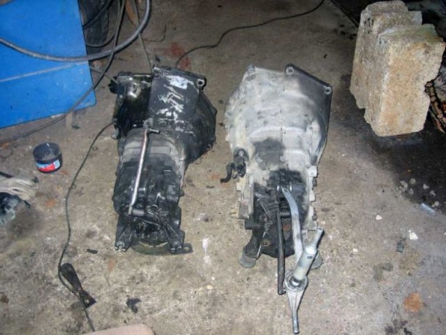 E30 320 gearbox on the left. E36 325 gearbox on the right. Im using gearbox from E36 of co