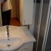 Zgornja kopalnica (desno masažna tuškabina, levo WC)