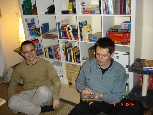 Aljoša in Janez pred knjižno polico.