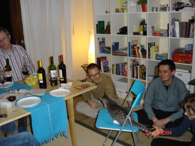 Azrael na zložljivem stolčku (iz Ikee, itak), zabavata ga Aljoša in Janez.