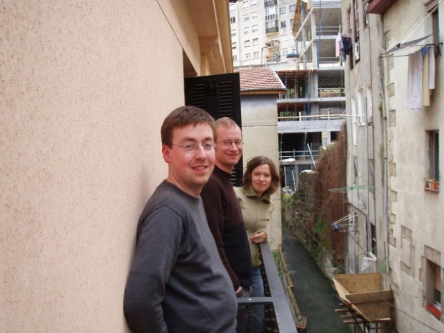 Reet, Peter in John na balkonu, Bilbao.