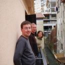 Reet, Peter in John na balkonu, Bilbao.