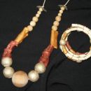 Zapestnica in ogrlica, kombinacija: zlata, bronza, naravna.
Zapestnica: 1.700 sit
ogrlic