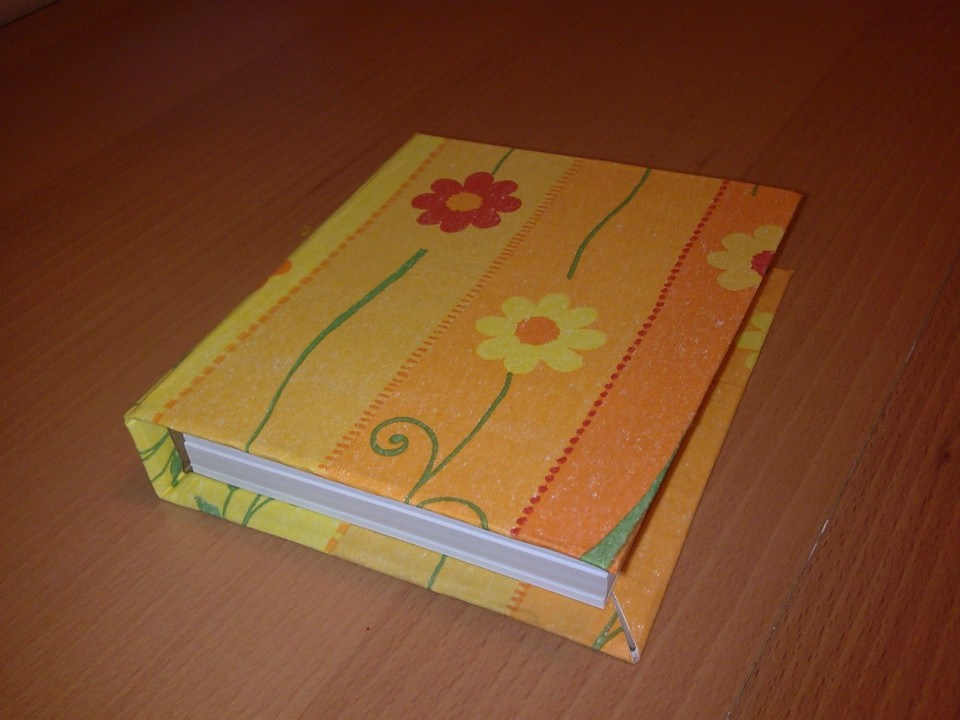 Prva mini knjigica 11x13 cm, ovitek je narejen iz servetka, mi je pa malce ponagajal spodn