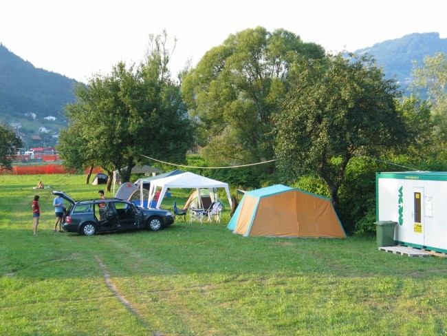 Eden prvih šotorov v kampu in zraven nova (najboljša stvar) pridobitev TUŠI 