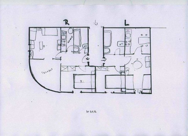 Tlorisa obeh apartmajev v desni hiši.
