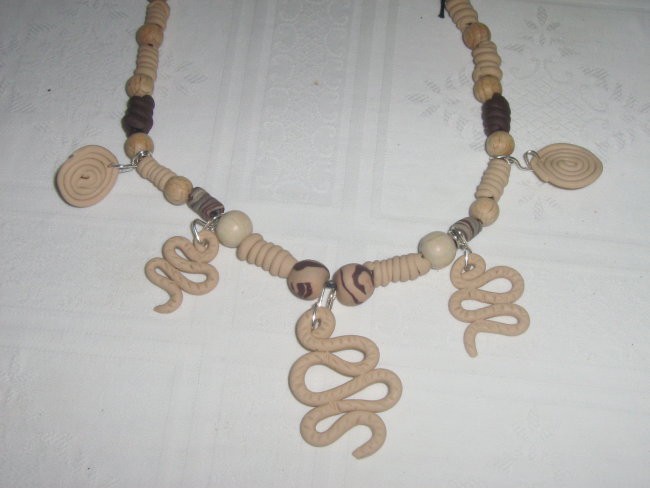 ogrlica iz fimo mase v kombinaciji lesenih perl na vrvici