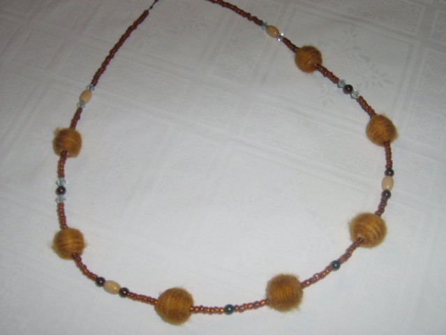 Lesene perle ovite z volno na bakreni žici