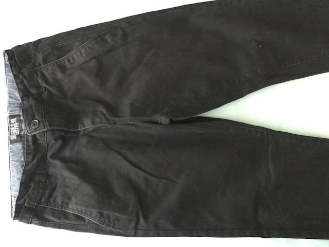 črne hlače slim fit h&m 158, 8€