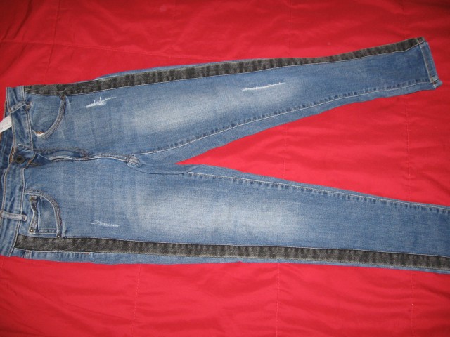 Kavbojke s črto, zara, velikost 140, 5€