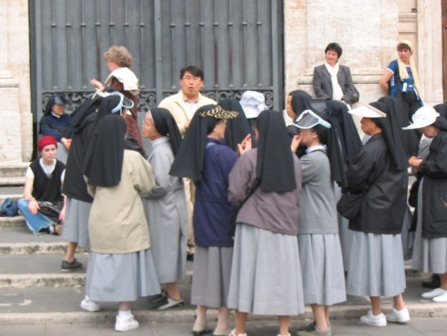 Nune z Japonske pred svetimi stopnicami