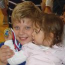 Na tekmah sedaj zame navija tudi moja sestrica Niki. Še posebaj so ji všeč moje medalje.