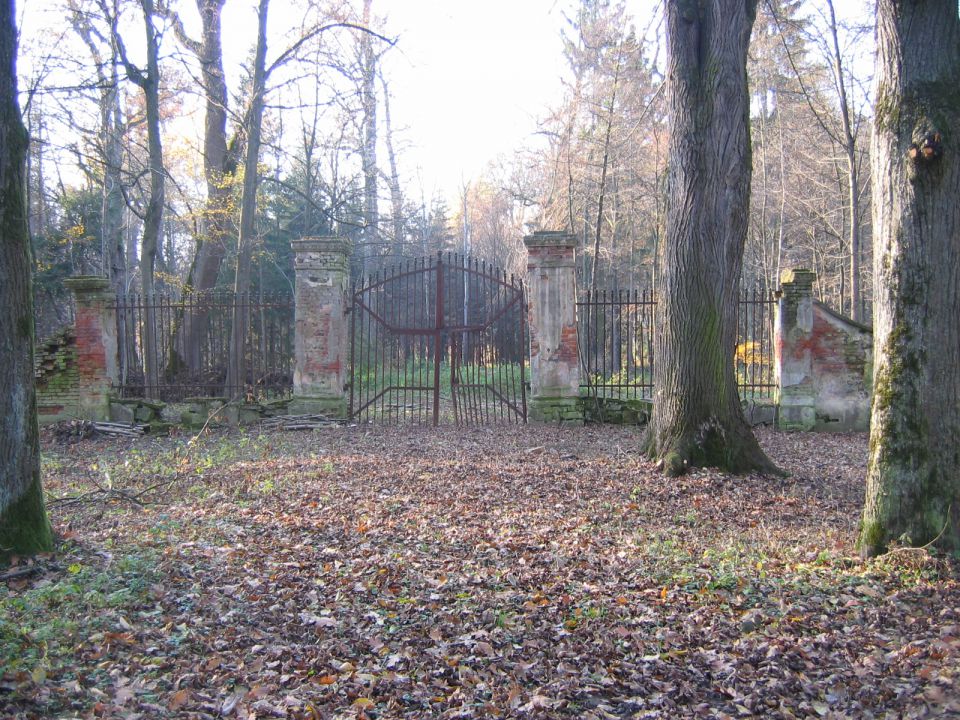 nekdanji vhod z vzhodne strani na graščino Brunnsee