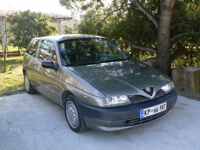 Alfa 145 - foto povečava