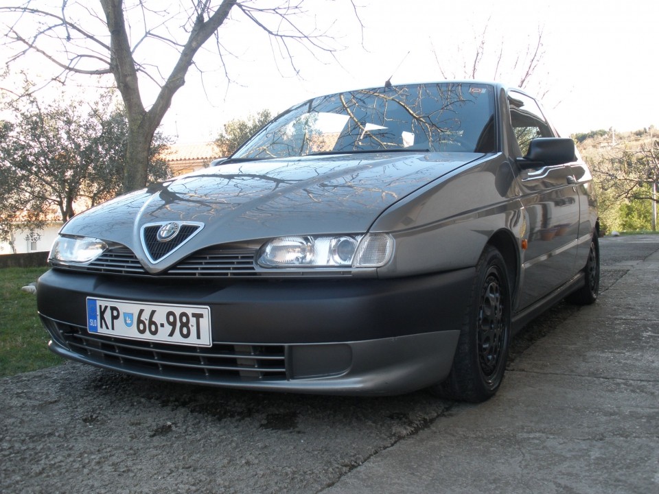 Alfa 145 - foto povečava