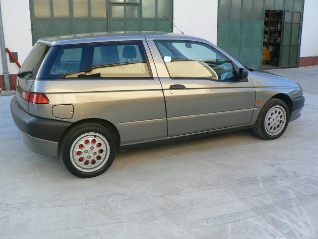 Alfa 145 - foto povečava