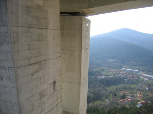 Ta drugi steber viadukta.