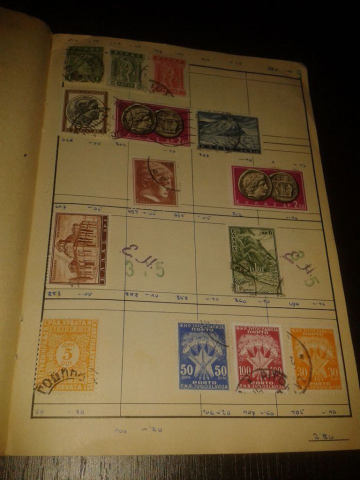 Old album with stamps - foto povečava