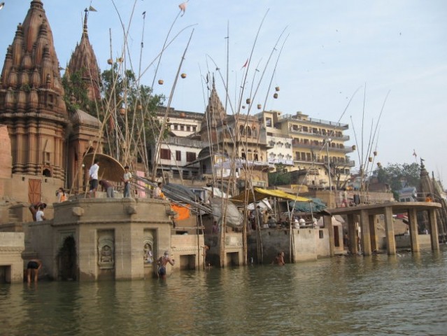 Varanasi, Indija.
Ob sončnem vzhodu na sveti reki Ganges. Jutranja kopel v sveti reki je 