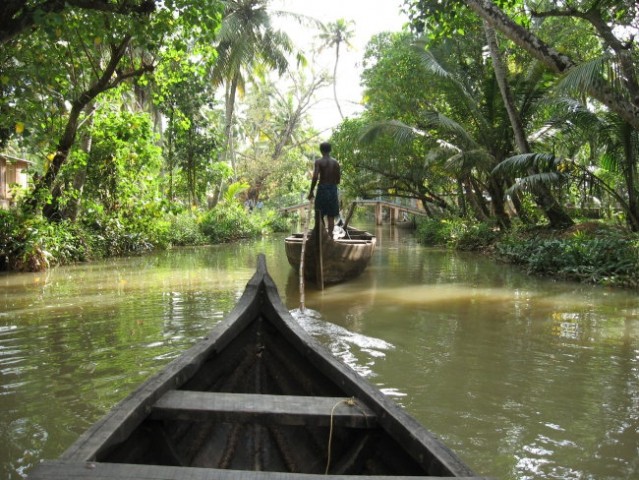 Kollam, Indija.
Backwaters - rečni kanali Kerale, kjer življenje še vedno poteka kot neko