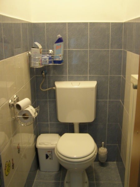 Novi WC..vse novo .. vključno z vrati...