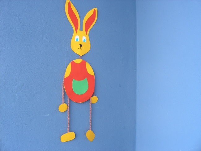 Velikonočni zajec - dekoracija za vrata - izdelovali smo ga v šoli z učenci.
