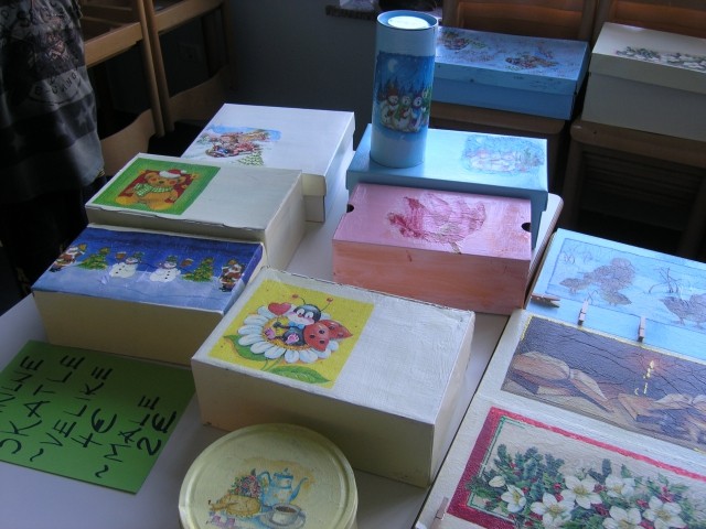 Moji izdelki in izdelki otrok, ki smo jih prodali na Miklavževem sejmu.