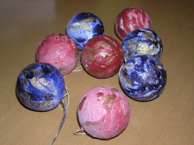 Balončki iz krogel za sladoled, oblepljeni s papirjem, pobarvani z granitno barvo in marmo