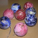 Balončki iz krogel za sladoled, oblepljeni s papirjem, pobarvani z granitno barvo in marmo