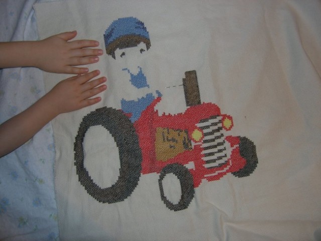 Traktorist za sina - rokici sina in hčerke za primerjavo velikosti :-) - še v delu. A gre 
