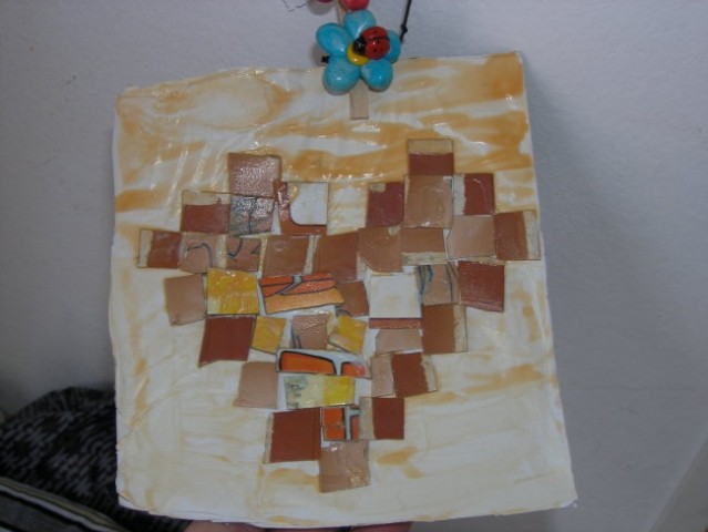 Kmalu potem, ko so na TV prikazovali tehniko mozaika, je sin naredil tale mozaični srček z