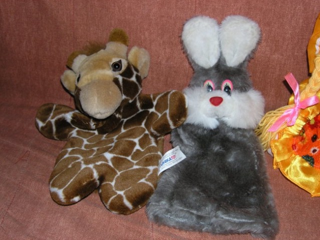 Žirafa in zajček - lutki - darili za sinka.