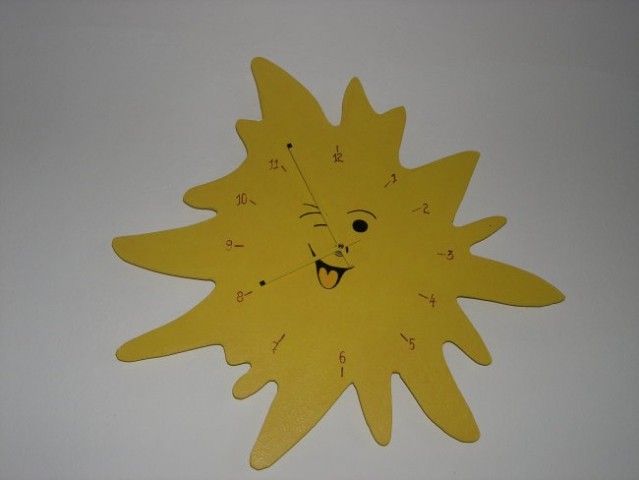 Sonček - stenska ura - dobila sem jo od prijateljice, profesorice likovne vzgoje - izdelal