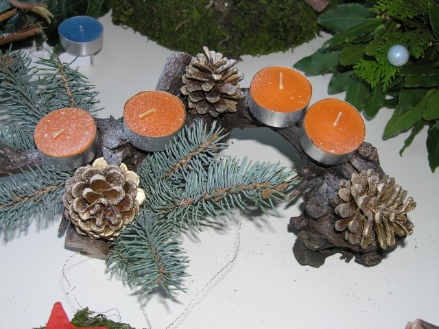 Miniaturna adventna dekoracija je bila na Miklavževem sejmu takoj prodana. Prav ponosna se