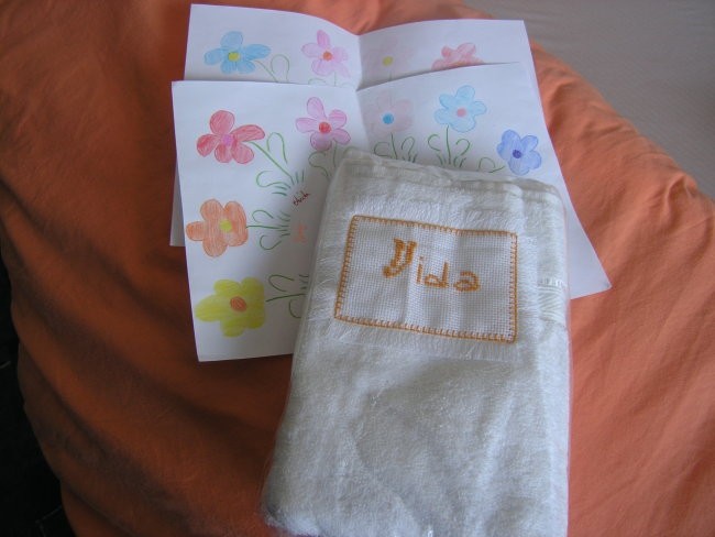Darilo mojih učenk - risbica, brisačka in izvezen prtiček z mojim imenom za roj.dan.