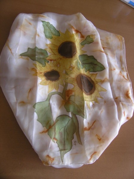 Ta svileni sončnični šal mi je poslala Nelya - HVALA!!! Zlata si!!!
