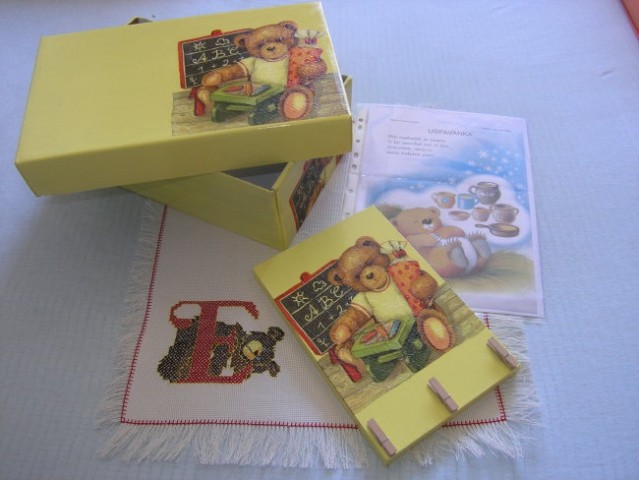 SWAP MEDVEDKOV - kompletno darilo - škatla, slika, vezen prtiček, medvedkova uspavanka! Da