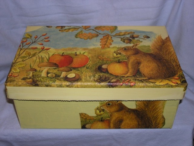 Jesenska škatla z veverico (Dreja, hvala za servetek!). Narediti bom morala še nekaj takih